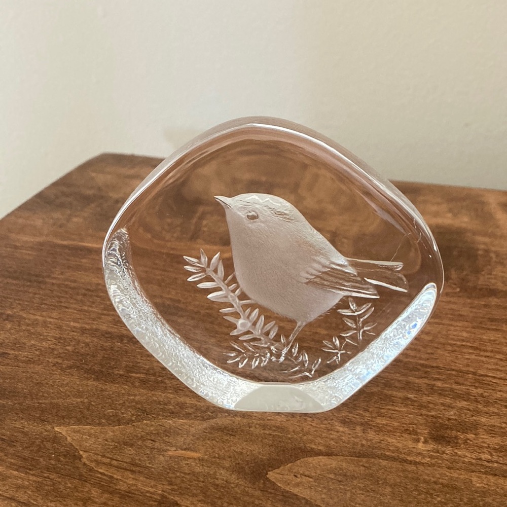 RARE Signed Mats Jonasson Etched Bird Wren Crystal Glass Paper Weight, 9194